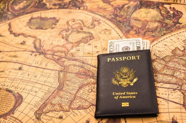 Vatansever bir bayrağın yanında Amerikan pasaportu.