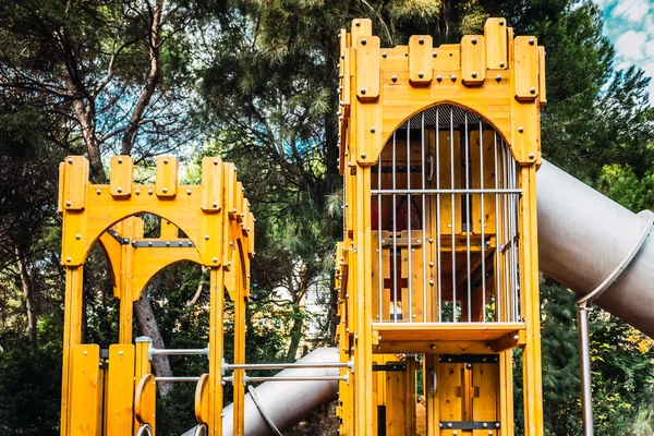 Casas Fuertes Madera Para Niños Con Toboganes Metálicos — Foto de Stock