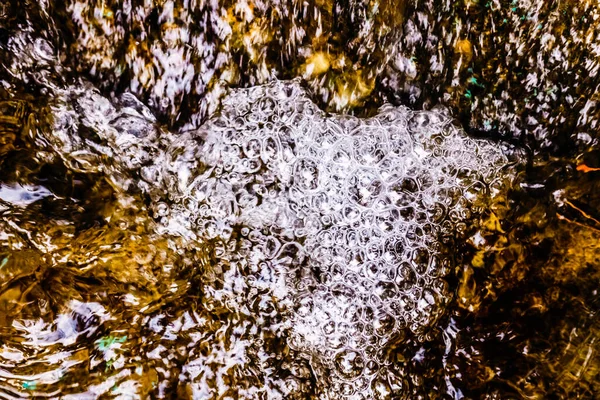 Bolhas Água Uma Corrente Água Cristalina Pura Antes Sua Contaminação — Fotografia de Stock