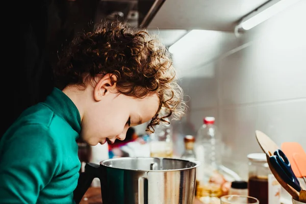 Niña Ayuda Preparar Pastel Con Procesador Alimentos — Foto de Stock