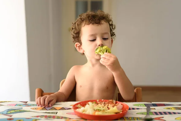 Egy Kétéves Csecsemő Egészséges Módon Táplálkozik Kezével Megtanul Enni — Stock Fotó