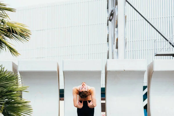 Yoga Yapan Genç Bir Adamın Portresi Konsantre Ustrasana Deve Pozu — Stok fotoğraf