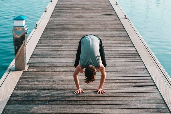 Bakasana Grulla Pose Que Mantienes Equilibrio Tus Manos Con Tus — Foto de Stock