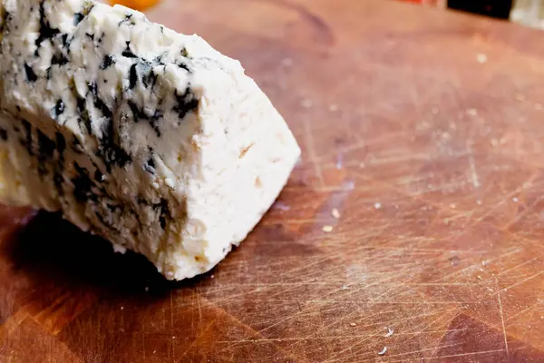 Dettaglio Formaggio Azzurro Francese Del Tipo Roquefort Stagionato Con Funghi — Foto Stock