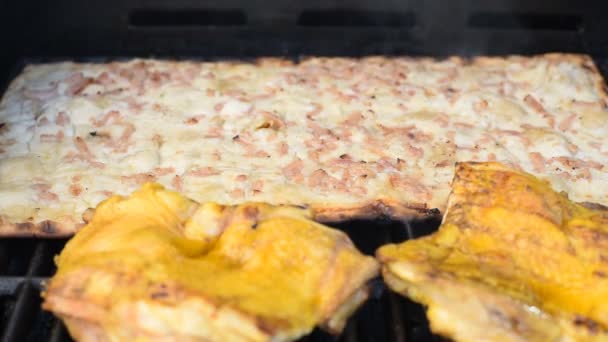 厨师从带有厨房钳的烤箱中取出披萨 — 图库视频影像