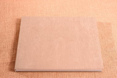 İçinde mesaj olan bir fotoğraf kitabının kadife kapakları..