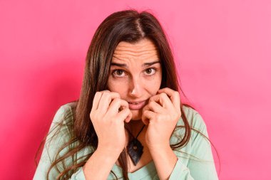 Stüdyoda uzun saçlı korkmuş bir kadının portresi..