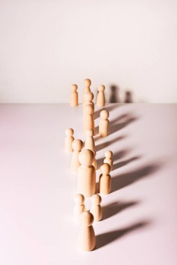 Düz bir yüzeye gölge düşüren insan şeklindeki figürler..