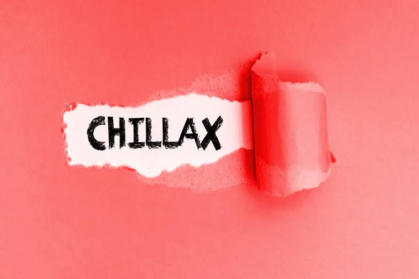 찢어진 종이에 쓰여진 Chillax 새로운 독수리 — 스톡 사진