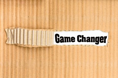 Oyun Değiştirici, yırtık bir karton parçasına yazılmış kelime.