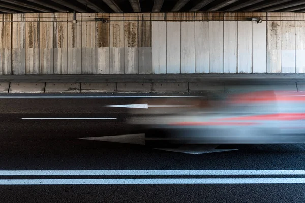 Автомобіль Підмітаючими Контрактами Рухаються Високій Швидкості Через Тунель — стокове фото