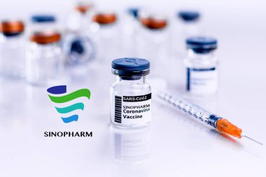 Coronavirus (COVID-19) aşısı şişeleri bir şırınga yoluyla verilir..