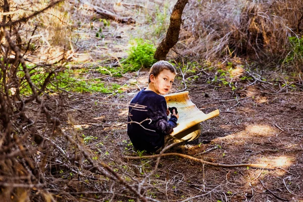 Ein Schlauer Junge Sucht Auf Einer Uralten Landkarte Nach Etwas — Stockfoto