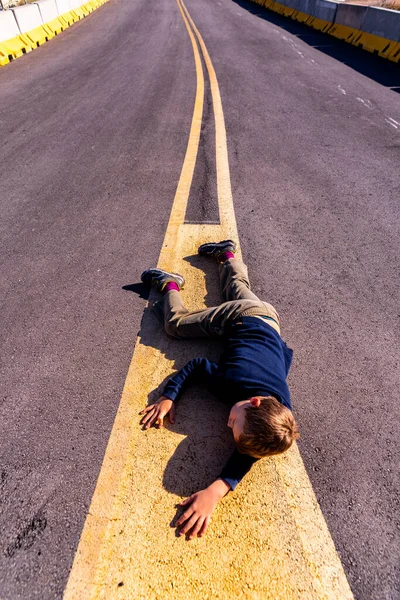 Criança Ferida Uma Estrada Após Acidente Carro — Fotografia de Stock