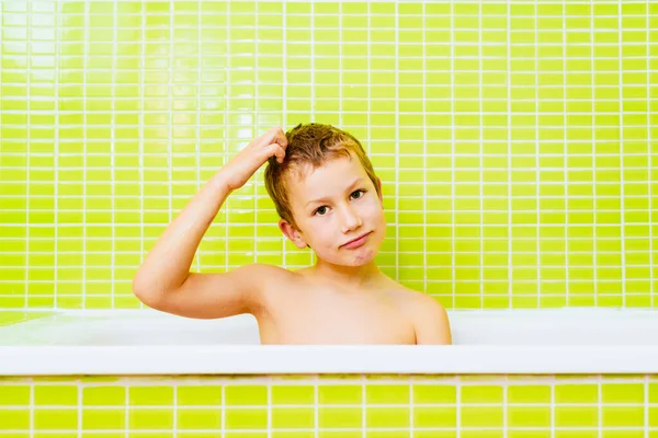 Boy Head Lice Bathtub Frantically Scratches His Head Because Itches — Stock Photo, Image