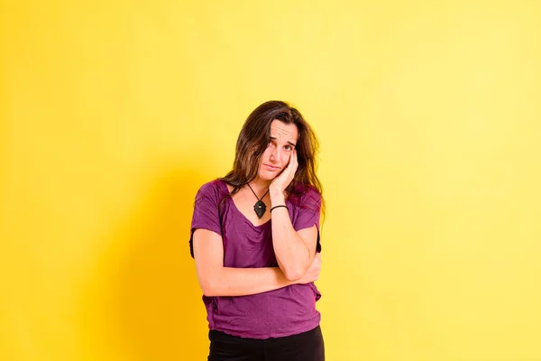 Jovem Com Expressão Angustiada Inquieta Isolada Fundo Estúdio Amarelo — Fotografia de Stock