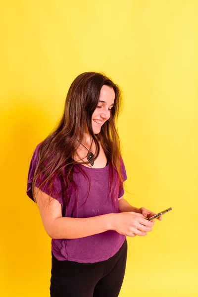 Junge Frau Zeigt Ihr Handy Mit Überraschender Geste Vor Rührung — Stockfoto