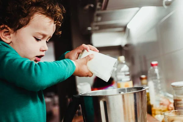 Adorable Niña Ayuda Cocinar Hace Expresiones Divertidas Curiosas Cuando Los — Foto de Stock