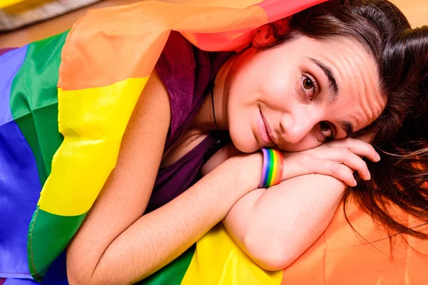 Joven Mujer Enrollado Gay Orgullo Bandera —  Fotos de Stock