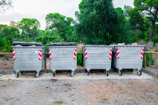 ハイカーが廃棄物を堆積させるための自然レクリエーションエリア内の金属ごみ容器 — ストック写真