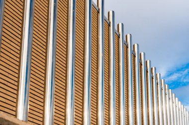 Parlak paralel metal parmaklıklar, uzun ve sağlam, güvenlik çiti oluşturun..