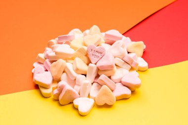 Aşıklara vermek için kalp şeklinde tatlı bir şekere kazınmış aşk kelimesi..