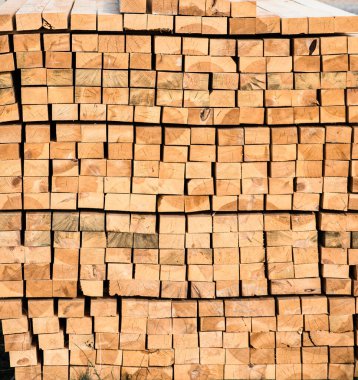 İnşaat sahasına istiflenmiş kare tahtalar..