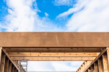 Sürdürülebilir ahşap bina, çatı ve duvarların inşaatı kalaslarla bitirilmeden.