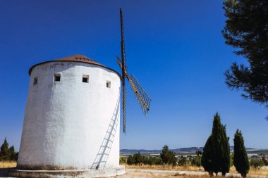 La Mancha 'nın geleneksel yel değirmeni, İspanya' da ünlü Don Kişot romanının kahramanıdır..