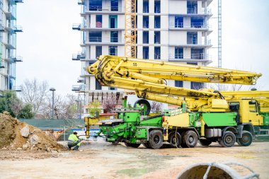 Valencia, İspanya - 5 Mart 2021: İnşaat alanında çalışan bir işçi tarafından işletilen beton pompacı.