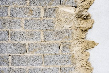 Duvara beton yapıştırılmış tuğlaların arka planı, boş tasarımlar yaratmak için doku..