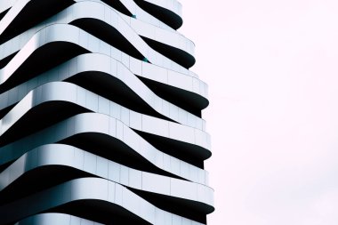 Zarif mimari arka plan için eğri bir balkon tasarımının soyut ayrıntıları.