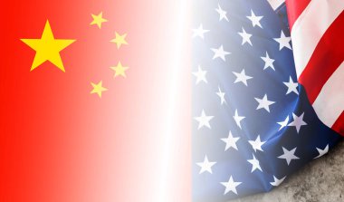 Merkezinde parlak ışık olan ve uzayı kopyalayan Çin 'in yanındaki bir Amerikan bayrağının kompozisyonu.