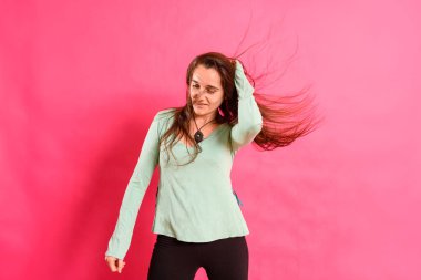 Kendine saygısı, gücü ve kadınsı gücü olan, soyutlanmış genç ve güzel bir kadın..