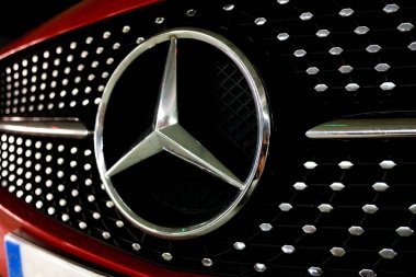Valencia, İspanya - 1 Nisan 2021 Mercedes Benz yıldızı, kırmızı bir spor arabanın radyatöründe rozet.