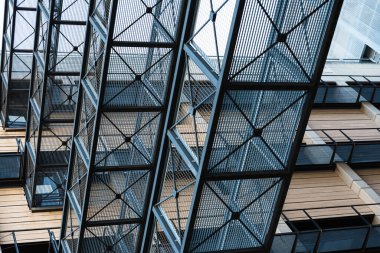 İki modern bina arasındaki kafes metal geçitler..
