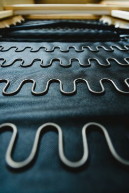 Yeni kanepenin içinde ahşap çerçeve ve metal gerilim aletleri var..