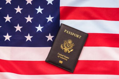 Vatansever bir bayrağın yanında Amerikan pasaportu.