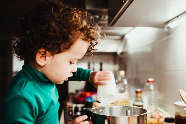 Niña Ayuda Preparar Pastel Con Procesador Alimentos — Foto de Stock