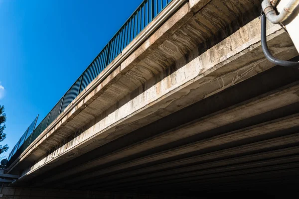 Vigas Cemento Soportan Peso Puente Sobre Una Carretera —  Fotos de Stock