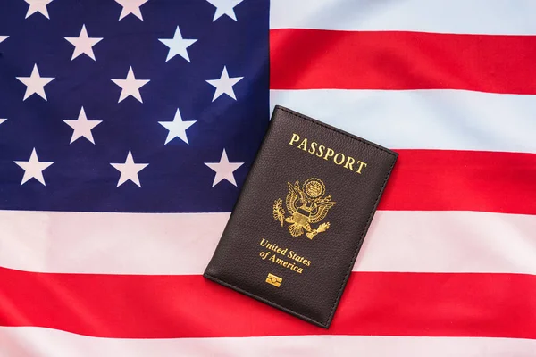 Amerykański Paszport Obok Flagi Patriotycznej — Zdjęcie stockowe