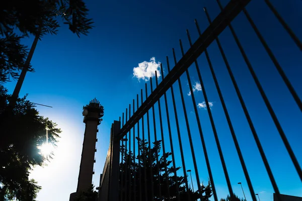 Torre Telecomunicaciones Aislada Sobre Fondo Azul Del Cielo Con Docenas — Foto de Stock