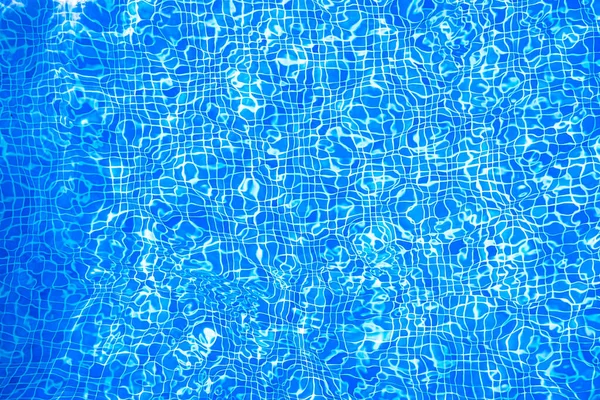 Vatten Från Transparent Pool Med Krusningar Ytan Och Små Blå — Stockfoto