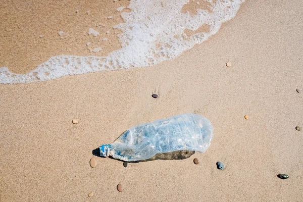 Abandonado Garrafa Plástico Estimação Costa Uma Praia Limpa Poluindo Lugar — Fotografia de Stock