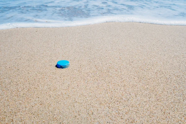 Fotografia Que Ilustra Incitamento Veranistas Que Jogam Lixo Plástico Praia — Fotografia de Stock