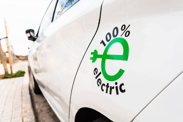 100% электрический белый автомобиль, продвижение устойчивой мобильности с электрической подзарядки автомобиля, дизайн.