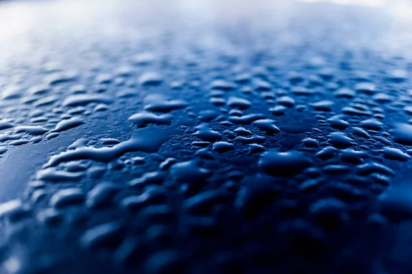 Fondo Azulado Gruesas Gotas Agua Sobre Una Superficie Lisa Fría — Foto de Stock