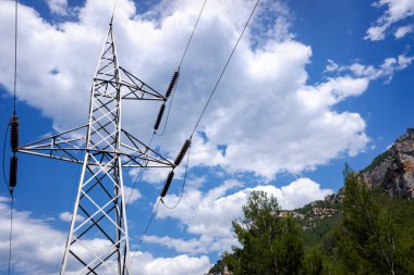 Şehirlere elektrik sağlamak için dağlardan geçen elektrik hatları..