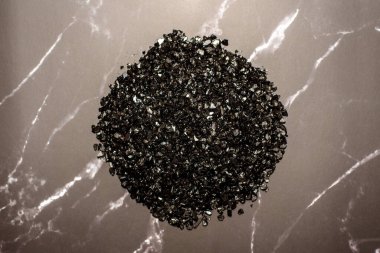 Modern endüstri, nadir bulunan nadir toprak kristal detayları için madenciliğe bağımlıdır.