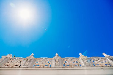 Eski tarz taş balustrade, mavi gökyüzü arkaplanlı alt görünüm ve boşluk kopyala.